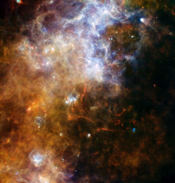 Essa imagem da Constelação do Cruzeiro do Sul mostra filamentos de poeira que funcionam como verdadeiras células embrionárias para a formação de estrelas.