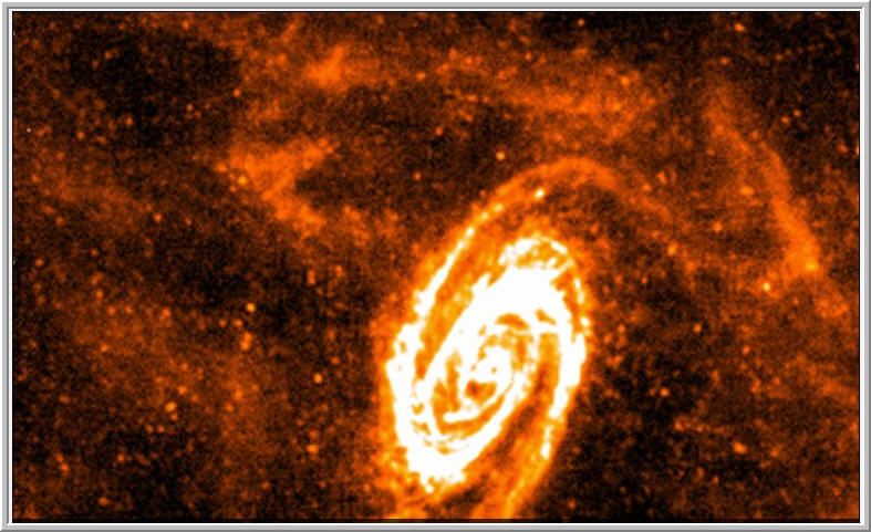 Nessa imagem da galáxia M81, o telescópio Herschel revelou que a poeira é mais quente que a região central da galáxia. Essa imagem ajuda a entender também como a M81 perde material para uma galáxia vizinha.
