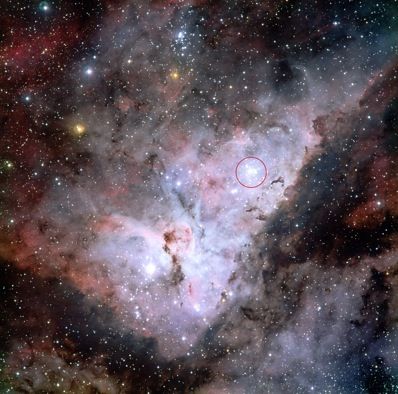 Imagem da Nebulosa da Carina, mostrando a localização do aglomerado estelar Trumpler 14.