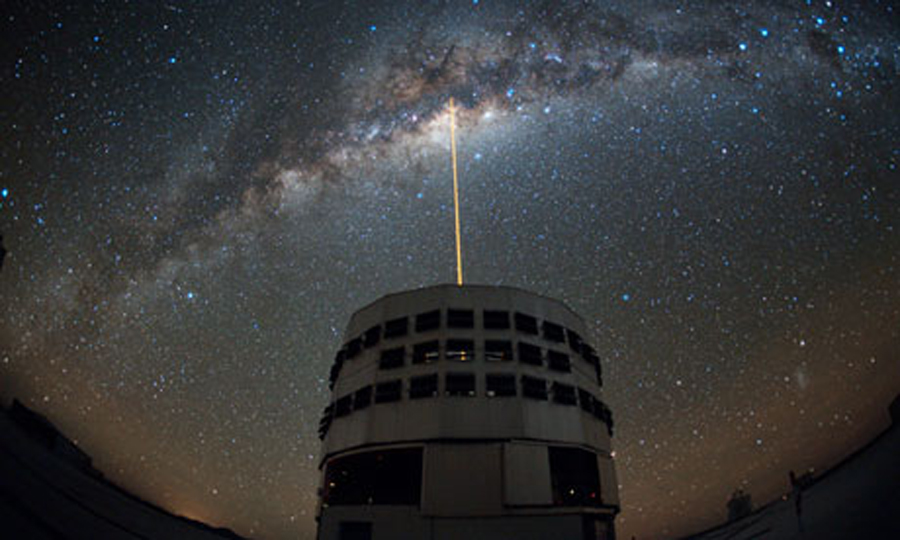 O céu noturno sobre o Paranal no Chile, onde o NGTS será construído. Em primeiro plano está o Very Large Telescope. Fotografia: Yuri Beletsky/European Southern Observatory.