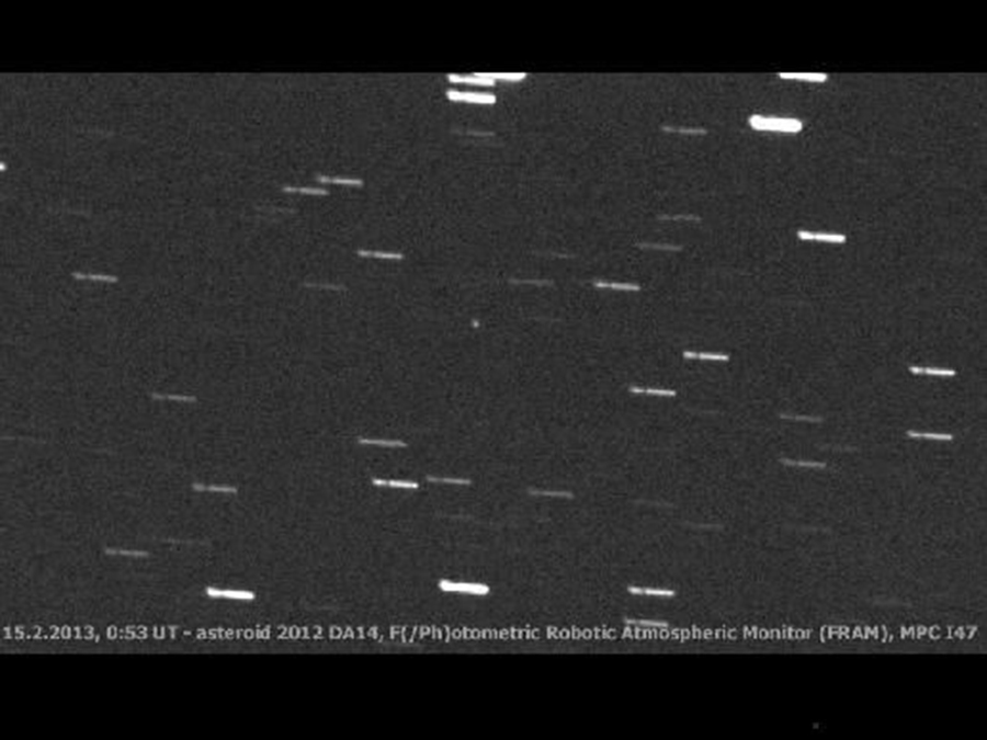 Imagem mostra o asteroide 2012 DA14, como um ponto branco no meio do frame. Essa imagem foi feita pelo Telescópio FRAM na Argentina como parte do GLObal Robotic-telescopes Intelligent Array, ou projeto GLORIA. Essa imagem foi obtida às 18:53, hora de Brasília, do dia 14 de Fevereiro de 2013.
