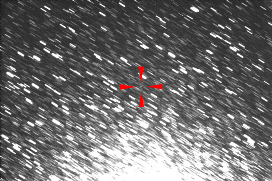 Essa imagem de D. Herald de Murrumbateman, na Austrália, mostra o asteroide 2012 DA14 como um pequeno ponto no centro do campo de visão. Essa imagem foi feita pouco depois da meia noite no dia 13 de Fevereiro de 2013 na Austrália, quando o asteroide estava a 1.2 milhões de quilômetros da Terra. 
