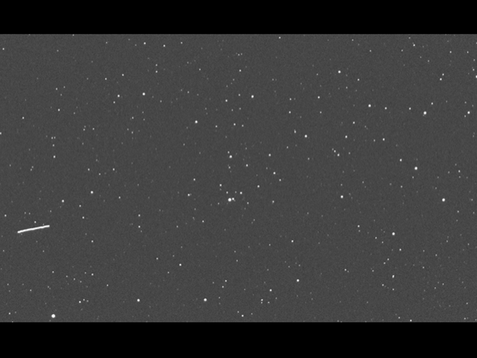 Essa animação acima foi feita com imagens obtidas pelo telescópio de Siding Spring do projeto itelescope.net e mostra o asteroide 2012 DA14 como uma linha se movendo da esquerda para a direita no campo de visão. As imagens foram feitas às 15:40, hora de Brasília de hoje, 15 de Fevereiro de 2013.