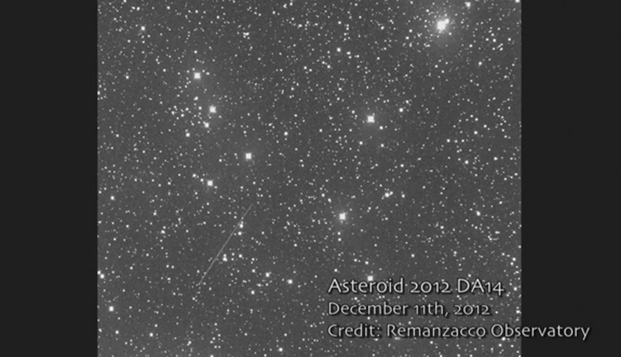 Os astrônomos amadores com o Observatório Remanzacco registraram essa imagem em longa exposição do asteroide 2012 DA 14 enquanto ele se movia pelo céu em 11 de Dezembro de 2012.