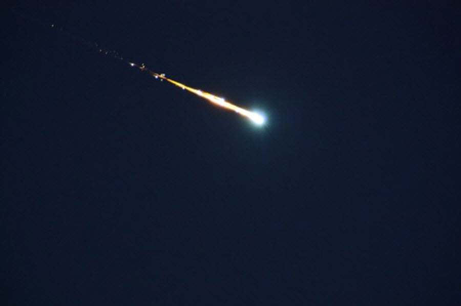 Esse não é o 2014 AA, esse é um meteoro que cruzou os céus da Holanda em 2009. O caráter é meramente ilustrativo para mostrar como seria a queima de um bólido na atmosfera do planeta Terra.