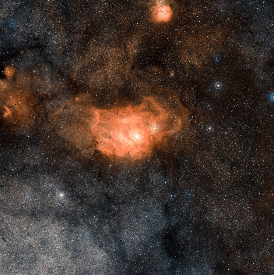 Esta imagem mostra a região do céu em torno da Nebulosa da Lagoa (Messier 8). Esta nebulosa aparece no centro e a Nebulosa Trífida (Messier 20) está próximo do topo da imagem. Podemos ver na imagem outras nebulosas, tanto brilhantes como escuras, e vários enxames estelares. Esta imagem foi criada a partir de dados do Digitized Sky Survey 2.