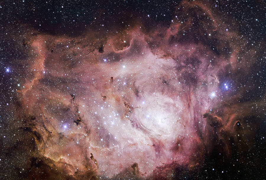 O telescópio de rastreio do VLT (VST), situado no observatório do Paranal do ESO, no Chile, capturou esta nova imagem detalhada da Nebulosa da Lagoa. Esta nuvem gigante de gás e poeira, para além de estar a formar estrelas jovens intensamente brilhantes, alberga no seu seio enxames estelares jovens. A imagem é apenas uma pequeníssima fração de um dos onze rastreios públicos que estão a ser levados a cabo pelos telescópios do ESO. No seu conjunto, estes telescópios estão a obter uma vasta quantidade de dados, que vão sendo postos à disposição da comunidade astronómica do mundo inteiro.