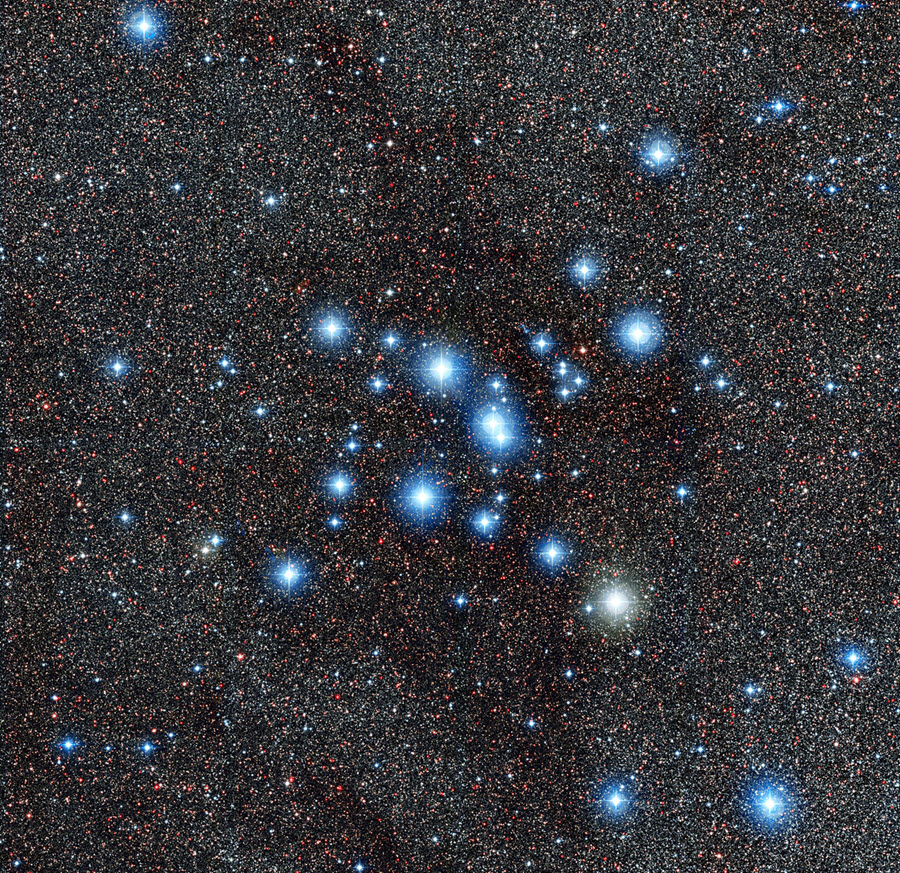 Esta nova imagem obtida pelo instrumento Wide Field Imager montado no telescópio MPG/ESO de 2,2 metros no Observatório de La Silla do ESO, no Chile, mostra o brilhante aglomerado estelar Messier 7, também conhecido por NGC 6475. Facilmente observado a olho nu próximo da cauda da constelação do Escorpião, este objeto é um dos aglomerados abertos mais proeminentes do céu e um importante alvo de investigação.