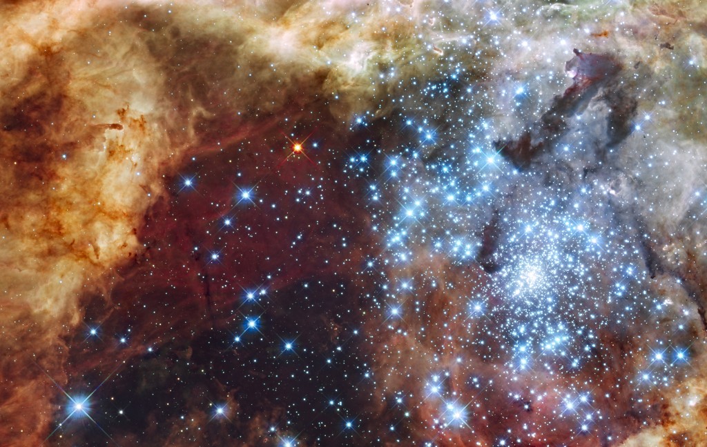 O grupo de estrelas jovens e massivas, conhecido como R136, que possui algumas das estrelas mais massivas que se tem conhecimento até hoje.
