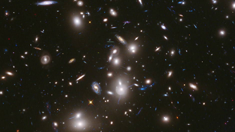 Essa imagem feita pelo Hubble representa a imagem mais profunda já feita de um aglomerado de galáxias até hoje, ela mostra o aglomerado conhecido como Abell 2744.