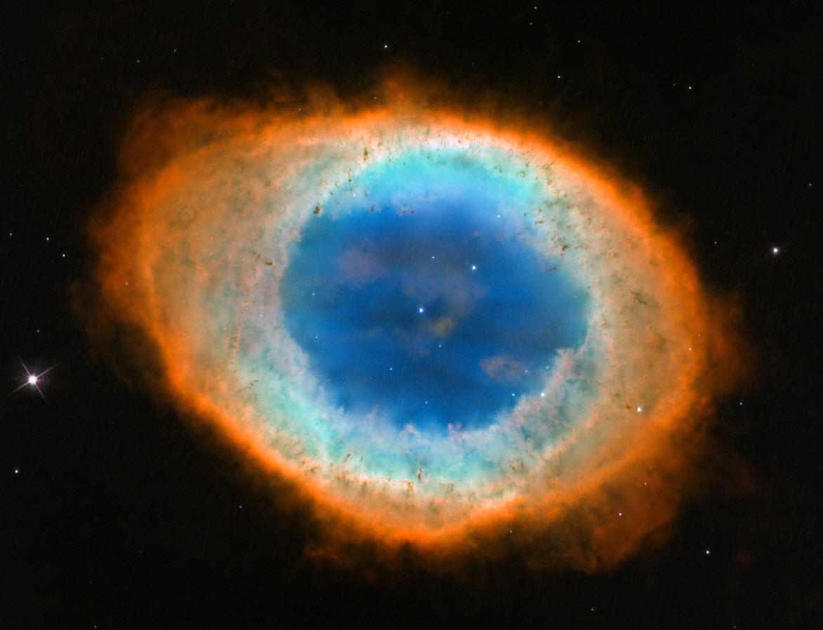 Mais uma bela nebulosa planetária para a vasta coleção do Hubble, as incríveis cores da Nebulosa do Anel. As imagens obtidas pelo Hubble permitiram que os astrônomos gerassem um modelo tridimensional da nebulosa.
