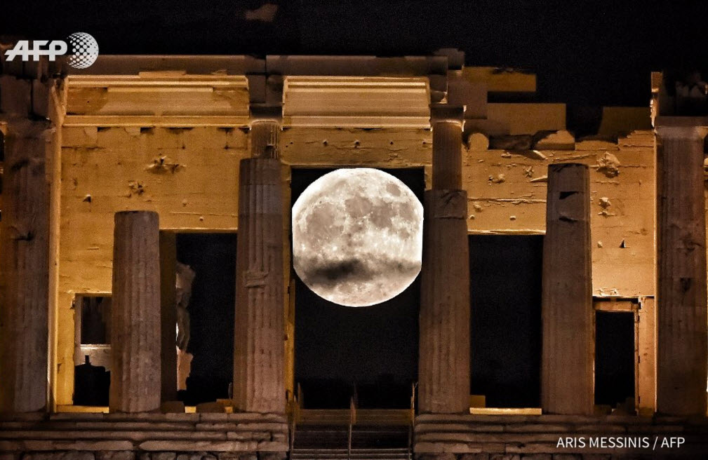 Um clássico, Super Lua na Acrópole na Grécia.