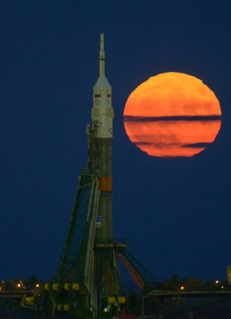 Super Lua registrada na base de lançamento de Baikonur com a Soyuz pronta para decolar na quinta-feira, dia 17 levando a tripulação da Expedição 50 para a ISS.