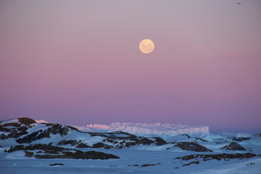 Super Lua registrada por B. Sudarsan Patro em 14 de Novembro de 2016 na estação indiana de Bharati em Larsemann Hills na Antártica.