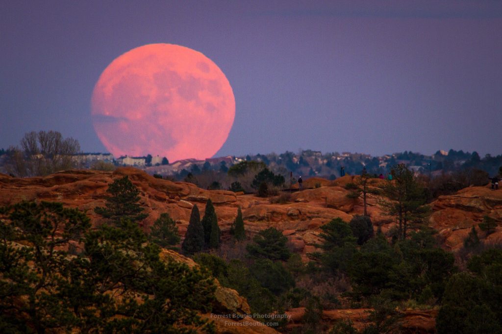 Belo registro da Super Lua em Colorodo Springs, no Colorado. by - Forrest Boutin.