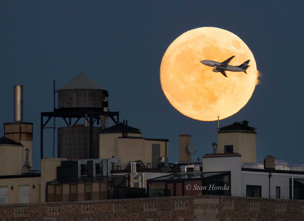 Super Lua aparece sobre a Ilha de Manhattan.