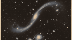 Uma lente gravitacional cósmica, formada pelo aglomerado de galáxias MACS J0138.0-2155, amplifica e distorce a luz da distante galáxia MRG-M0138, revelando segredos de um buraco negro supermassivo adormecido.