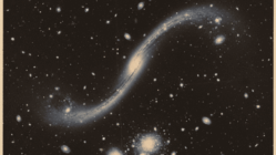 Uma lente gravitacional cósmica, formada pelo aglomerado de galáxias MACS J0138.0-2155, amplifica e distorce a luz da distante galáxia MRG-M0138, revelando segredos de um buraco negro supermassivo adormecido.