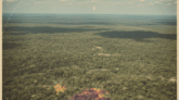 A Amazônia, um gigante hídrico, onde a dança dos rios Solimões e Negro revela a pulsação invisível das águas subterrâneas, monitorada por satélites.