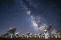 O radiotelescópio ASKAP na Austrália Ocidental, uma maravilha da engenharia, escrutina o céu noturno em busca dos segredos dos campos magnéticos cósmicos, revelando a tapeçaria invisível do universo.