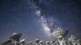 O radiotelescópio ASKAP na Austrália Ocidental, uma maravilha da engenharia, escrutina o céu noturno em busca dos segredos dos campos magnéticos cósmicos, revelando a tapeçaria invisível do universo.
