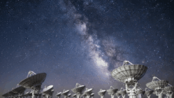 O radiotelescópio ASKAP na Austrália Ocidental, uma maravilha da engenharia, escrutina o céu noturno em busca dos segredos dos campos magnéticos cósmicos, revelando a tapeçaria invisível do universo.