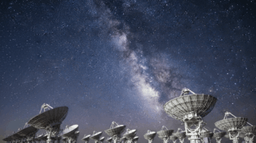 O radiotelescópio ASKAP na Austrália Ocidental, uma maravilha da engenharia, escrutina o céu noturno em busca dos segredos dos campos magnéticos cósmicos, revelando a tapeçaria invisível do universo.