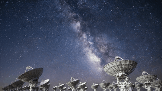 O radiotelescópio ASKAP na Austrália Ocidental, uma maravilha da engenharia, escrutina o céu noturno em busca dos segredos dos campos magnéticos cósmicos, revelando a tapeçaria invisível do universo.
