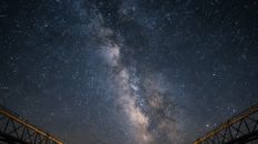 Noite estrelada sobre um detector de ondas gravitacionais, a nova janela da humanidade para o universo. A colaboração LVK perscruta o cosmos em busca dos ecos de colisões cósmicas distantes.