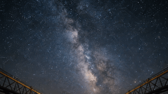 Noite estrelada sobre um detector de ondas gravitacionais, a nova janela da humanidade para o universo. A colaboração LVK perscruta o cosmos em busca dos ecos de colisões cósmicas distantes.