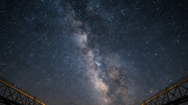 Noite estrelada sobre um detector de ondas gravitacionais, a nova janela da humanidade para o universo. A colaboração LVK perscruta o cosmos em busca dos ecos de colisões cósmicas distantes.