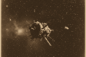 O cometa escuro 1998 KY26, possivelmente a sonda soviética Phobos 1, flutua no vazio cósmico, um fantasma da era espacial aguardando seu próximo encontro.